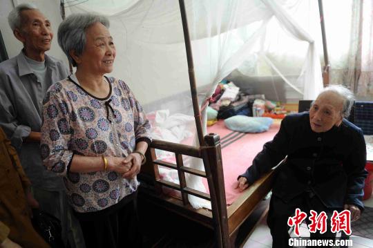 109周岁的沈鸾仔(右一)是当前诏安年龄最大的百岁老人。　张金川 摄