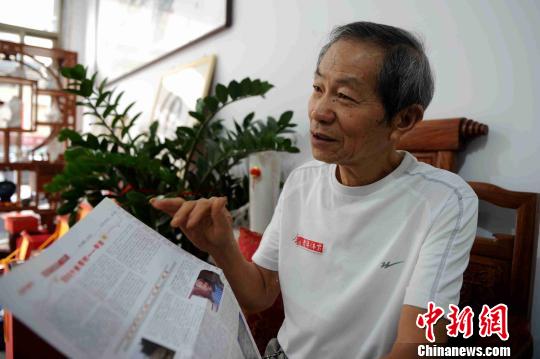 热心研究老龄工作的沈良生，他退休后走访52名百岁老人，撰写《丹诏寿星养生有道》。　张金川 摄