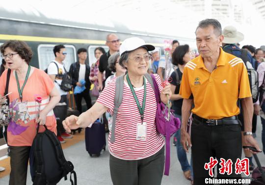 游客抵达银川火车站。　杨迪 摄