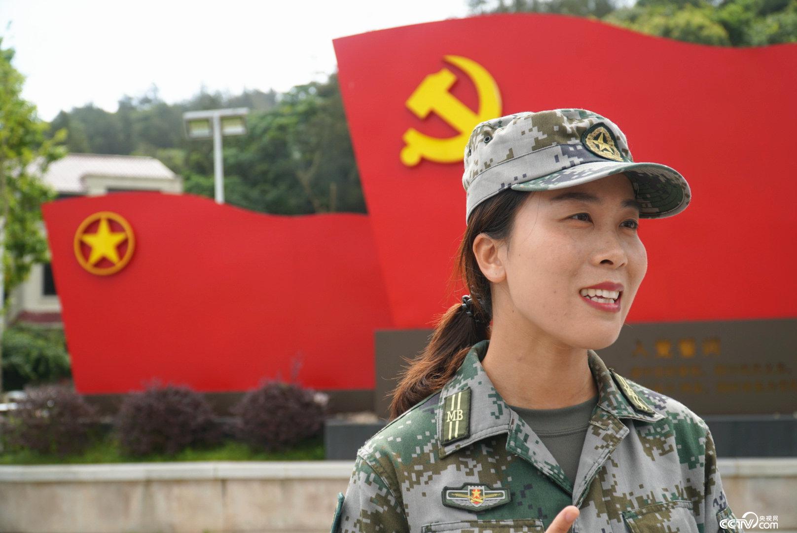 新一代“海霞精神”的延续者，洞头女子民兵连指导员杨燕辉。（王莉莉 摄）