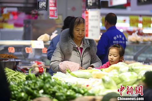 资料图：消费者选购蔬菜水果。<a target='_blank' href='http://www.chinanews.com/'>中新社</a>记者 张云 摄