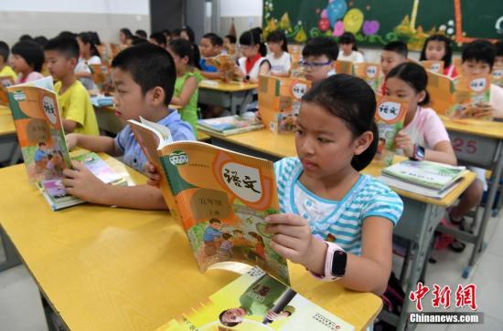 资料图:正在上课的小学生们。张斌 摄 点击进入下一页