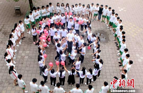 某校毕业班学生在课间休息时通过游戏互动的方式减压。 李建平 摄 点击进入下一页