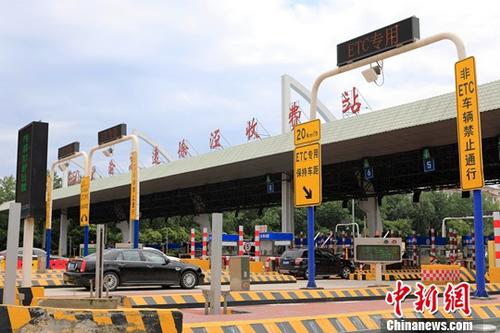 7月1日，在沪渝高速徐泾收费站，车辆从ETC专用车道通行。近日，交通运输部出台的《关于大力推动高速公路ETC发展应用工作的通知》指出，2019年7月1日起，严格落实对ETC用户不少于5%的车辆通行费基本优惠政策。＜a target=＇_blank＇ href=＇http://www.chinanews.com/＇＞中新社＜/a＞记者 殷立勤 摄