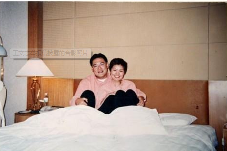 从宋林和杨丽娟的合影看，两人合影时的态度当属亲近。