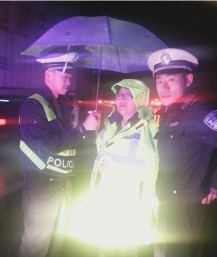 男子为赶高速免费期 暴雨中将岳母遗忘高速上