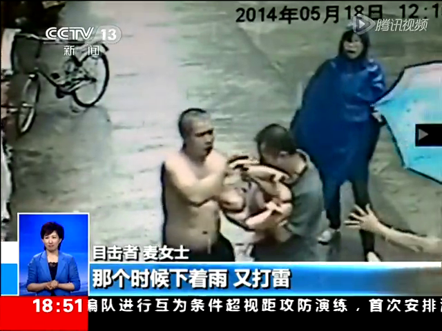 监控记录男子雨中徒手接住2楼坠下男童截图