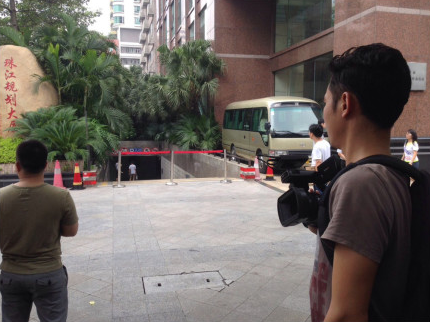 广州一男子持枪抢劫店铺 特警到场(图)