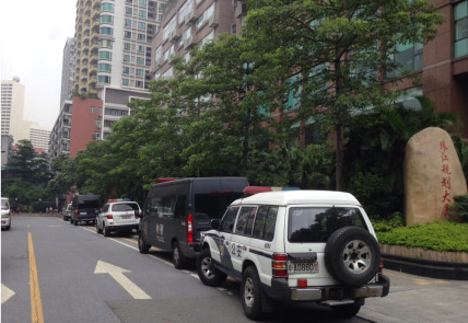 广州一男子持枪抢劫店铺 特警到场(图)