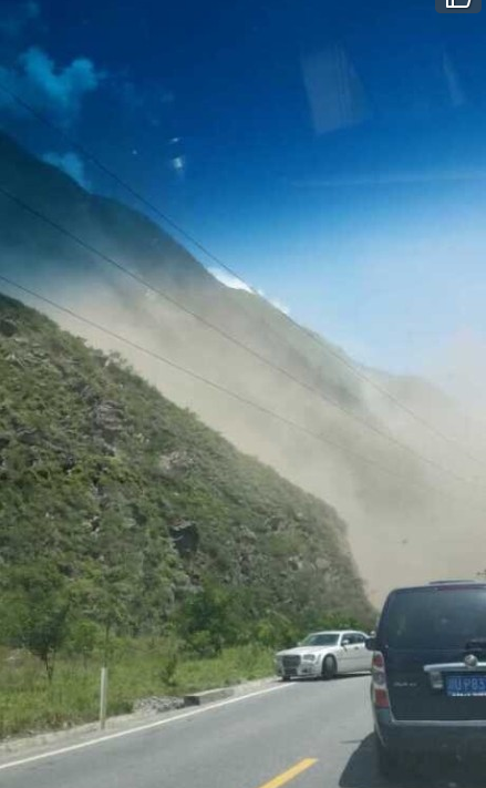 四川茂县石大关发生山体滑坡 飞石砸中车辆