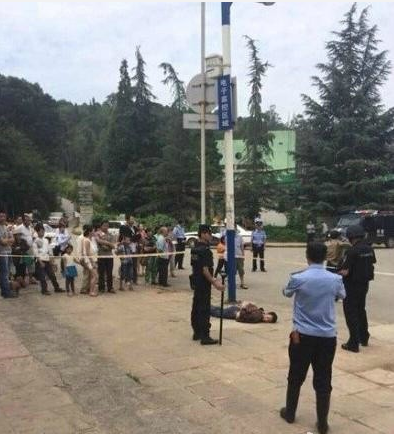 昆明市区一车辆故意冲撞行人致9人受伤