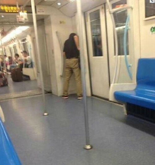 上海一男子被曝在地铁车厢内当众小便