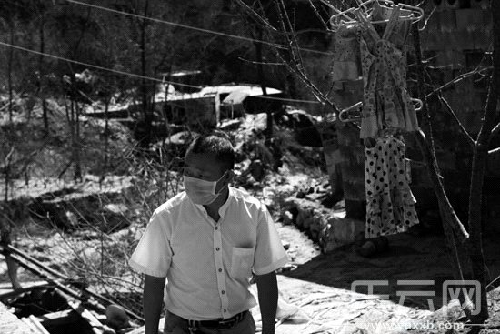 云南鲁甸堰塞湖水退去 村民挖出20万现金(图)