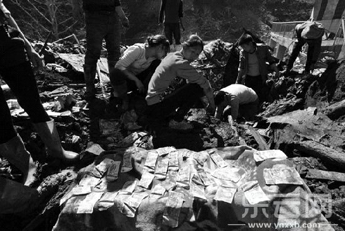 云南鲁甸堰塞湖水退去 村民挖出20万现金(图)