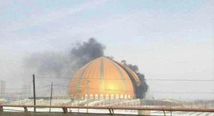 新疆大剧院发生火灾 浓烟滚滚