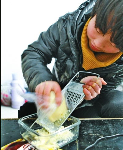 19岁女生边上学边照顾植物人妈妈 头发几乎全白