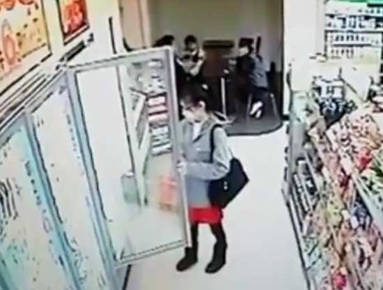 女子超市偷舔冰淇淋后淡定放回冰柜(组图)