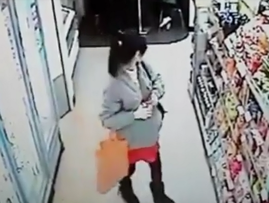 女子超市偷舔冰淇淋后淡定放回冰柜(组图)