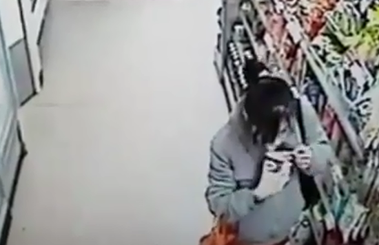 女子超市偷舔冰淇淋后淡定放回冰柜(组图)