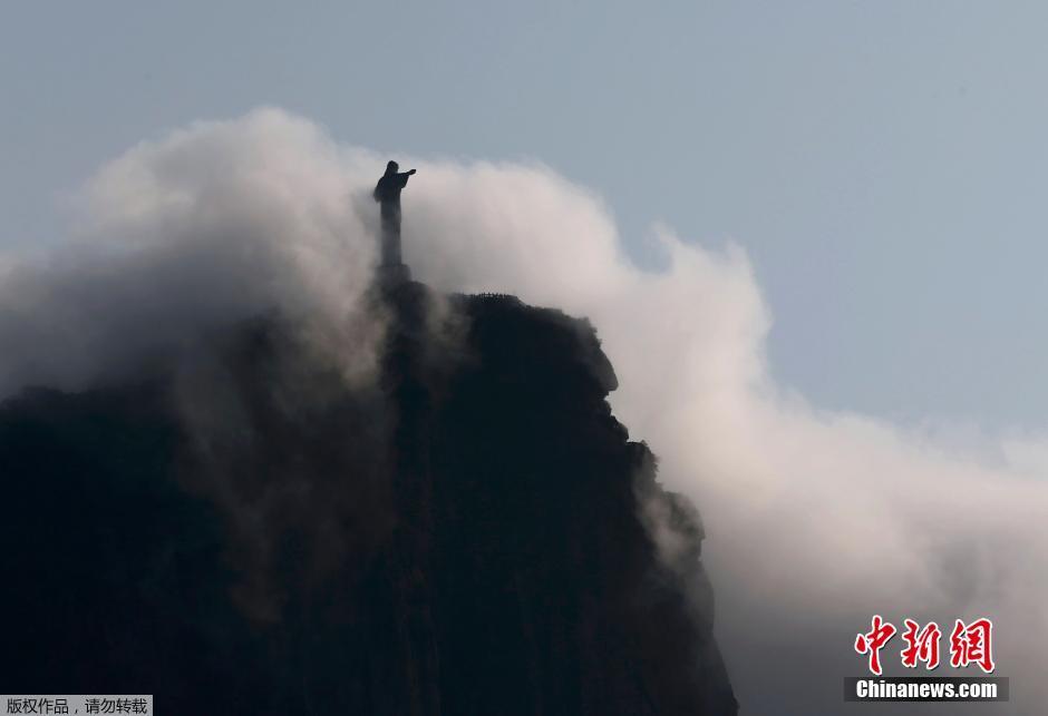 巴西里约基督山遇“云海” 耶稣像若隐若现