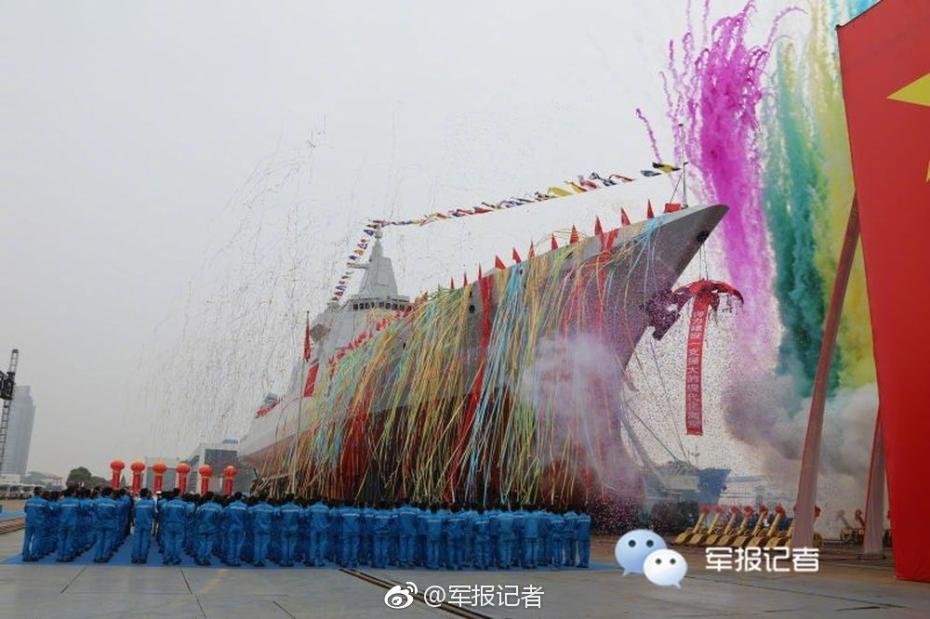 我国新型万吨级驱逐舰首舰下水