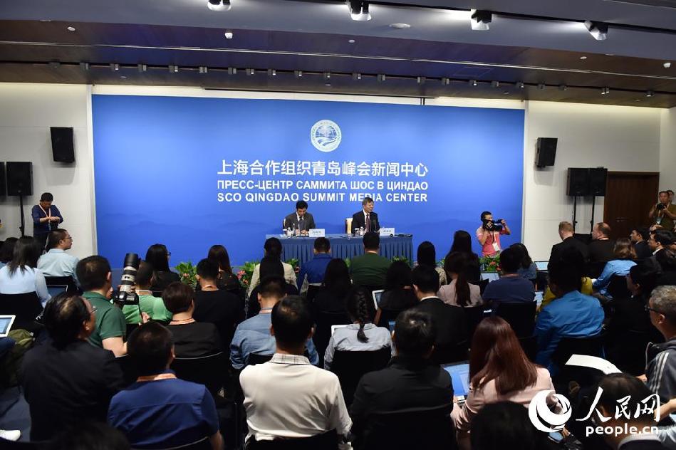 中国公安部国际合作局局长廖进荣介绍上合组织国家安全合作成果，并回答记者提问。