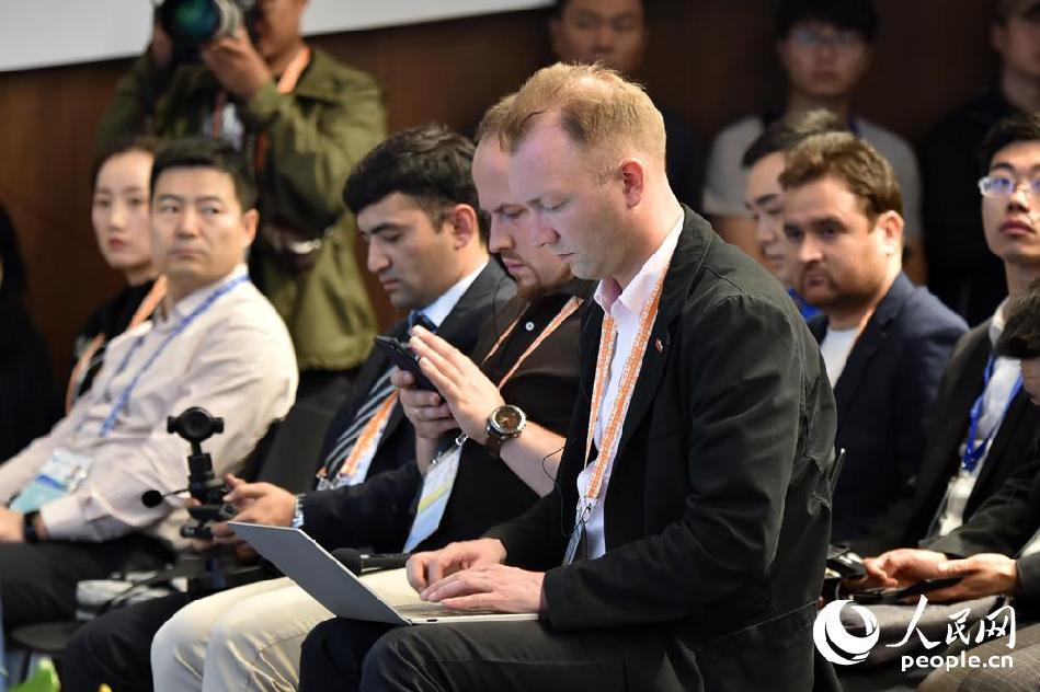 参加新闻发布会的媒体记者 