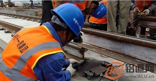 天水有轨电车开始进行槽型轨焊接