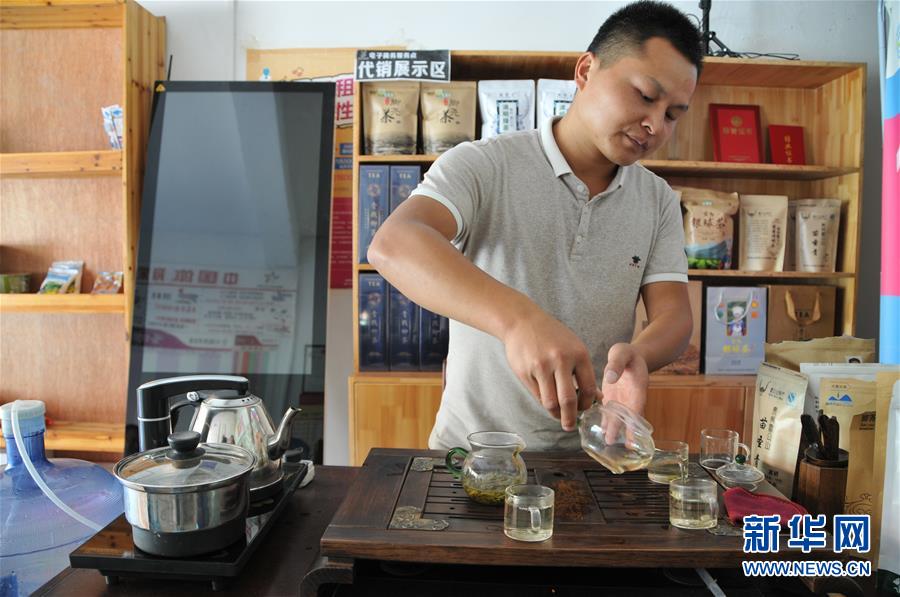 (在习近平新时代中国特色社会主义思想指引下——新时代新作为新篇章·总书记关心的百姓身边事·图文互动)(2)手机成为“新农具” 庄户人变“新店家”——农村电商助力农民丰收