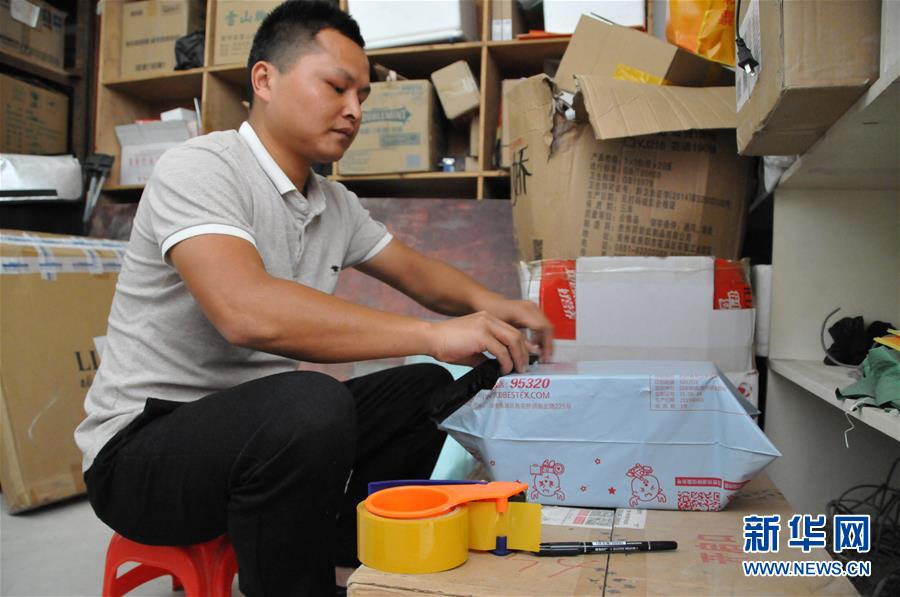 (在习近平新时代中国特色社会主义思想指引下——新时代新作为新篇章·总书记关心的百姓身边事·图文互动)(3)手机成为“新农具” 庄户人变“新店家”——农村电商助力农民丰收