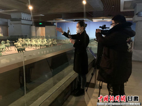 2月底，甘肃省博物馆参与的“云春游”线上直播吸粉近百万。图为甘肃省博物馆讲解员王雪麟正在进行淘宝直播。