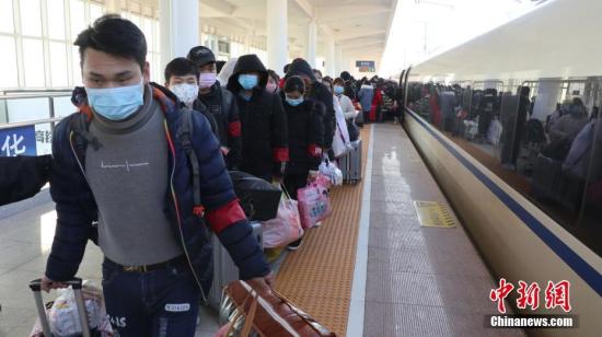 资料图：乘客有序入站。 陈有会 摄