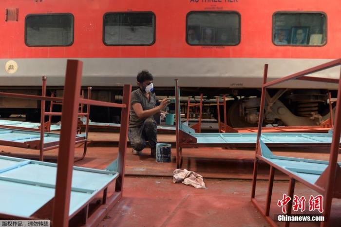 3月30日，印度陈奈，工人们正在加紧准备隔离病房中的病床。