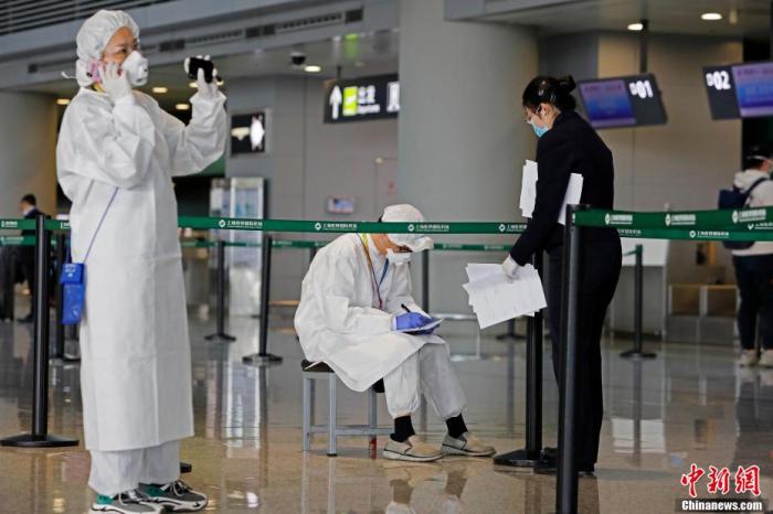 资料图：机场工作人员与航空公司对接旅客信息。 殷立勤 摄