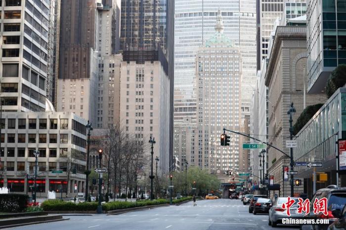 当地时间4月11日，受新冠肺炎疫情影响，宽阔的纽约公园大道行人寥寥。 <a target='_blank' href='http://www.chinanews.com/'>中新社</a>记者 廖攀 摄