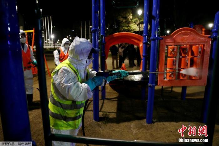 当地时间3月16日，智利维纳德尔马，当地工人清扫街道作。