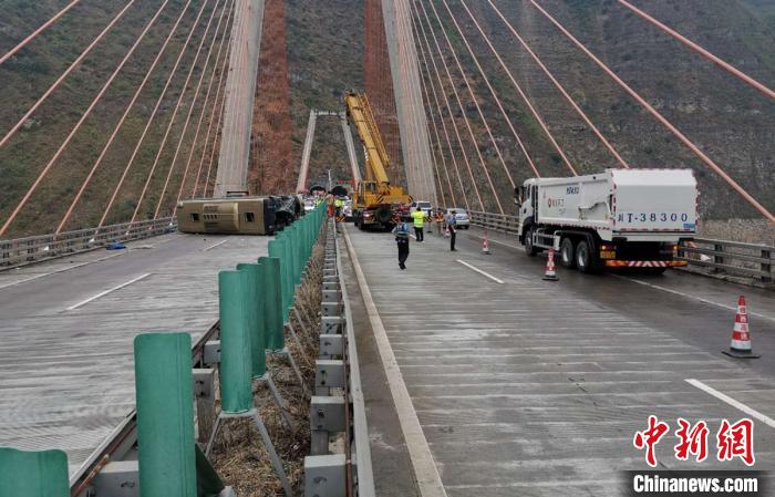 雅西高速客车侧翻致6死20伤处置工作正有序开展