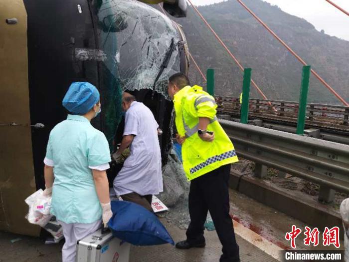 救援处置现场 石棉警方 供图 摄