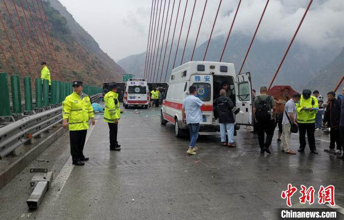 救援处置现场 石棉警方 供图 摄