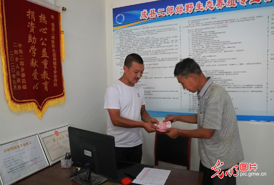 贫困村里唯一留守创业的年轻人