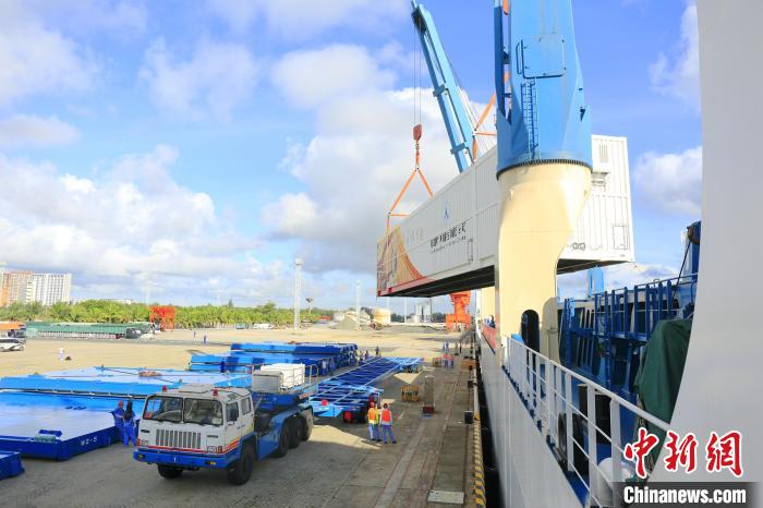 长征五号火箭集装箱从船舱吊出。 亓创 摄 长征五号火箭集装箱从船舱吊出。 亓创 摄