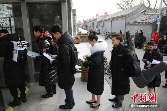 资料图：图为艺术类考生排队等待进入考场。<a target='_blank' href='http://www.chinanews.com/' >中新网</a>记者 李骏 摄