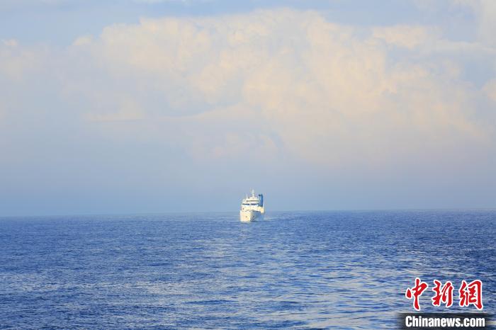 劈波斩浪的火箭运输船。 亓创 摄 劈波斩浪的火箭运输船。 亓创 摄