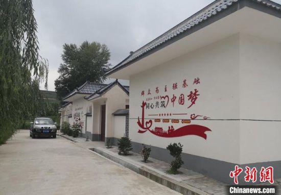 甘肃省定西市陇西县杨营村是易地扶贫搬迁村，搬迁后的新村白墙青瓦掩映在绿树里，水泥硬化的村道干净，太阳能路灯矗立在两旁，微风吹过树叶沙沙。(资料图) 杜萍 摄