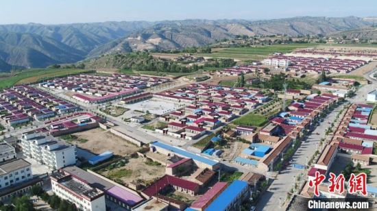图为2020年9月下旬，甘肃庆阳市环县八珠乡易地扶贫搬迁点。(资料图) 高展 摄