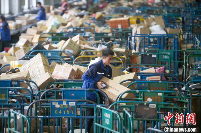 资料图:山西省邮政公司太原邮件处理中心正在处理快递。 张云 摄