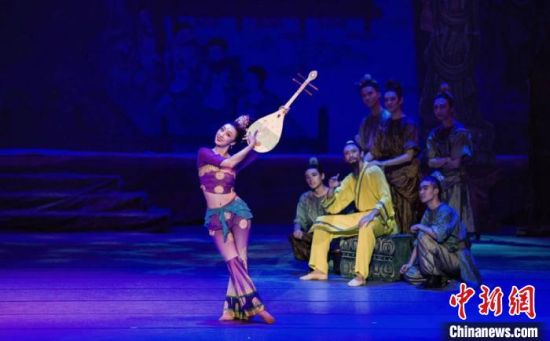 10月16日至17日，中国经典舞剧《丝路花雨》相隔10个多月后兰州首演，再次与观众见面，在甘肃黄河剧院连续演出两场，兰州掀起“敦煌风”。(资料图) 甘肃演艺集团供图