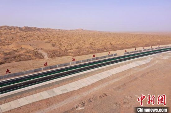 图为地处大漠戈壁中的敦煌至当金山高速公路。阿克塞县融媒体中心供图