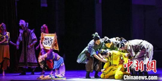 连日来，作为甘肃省2020年高雅艺术进校园重头戏之一，甘肃演艺集团歌舞剧院携中国经典舞剧《丝路花雨》走进甘肃省内多所高校，让师生尽情领略大美敦煌、魅力丝路的璀璨辉煌。甘肃演艺集团供图