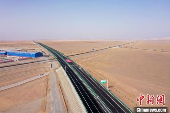 作为连霍高速和京藏高速的联络线，连接甘、青两省的重要通道敦煌至当金山高速公路已完成除阿尔金山隧道的所有施工任务。阿克塞县融媒体中心供图